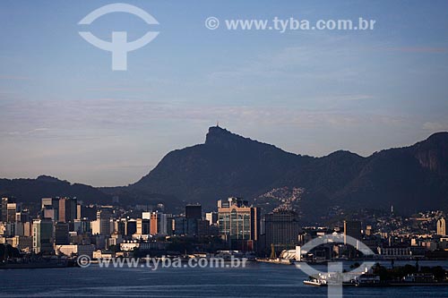  Vista do centro do Rio de Janeiro a partir da Ponte Rio-Niterói com o Cristo Redentor ao fundo  - Rio de Janeiro - Rio de Janeiro (RJ) - Brasil