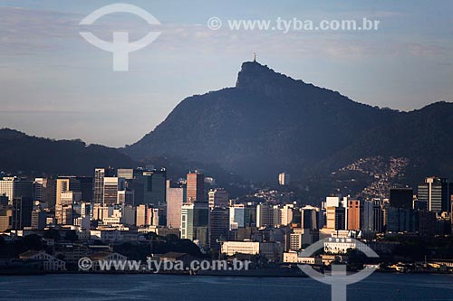  Vista do centro do Rio de Janeiro a partir da Ponte Rio-Niterói com o Cristo Redentor ao fundo  - Rio de Janeiro - Rio de Janeiro (RJ) - Brasil