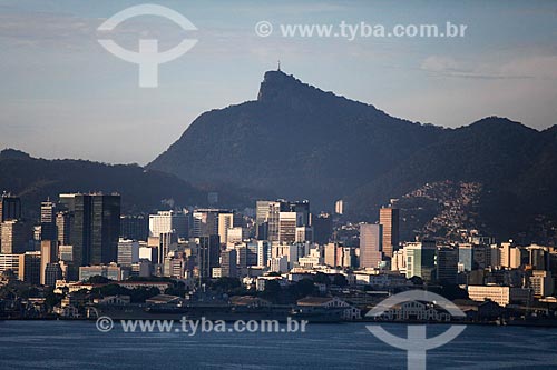  Vista do centro do Rio de Janeiro a partir da Ponte Rio-Niterói com o Cristo Redentor ao fundo  - Rio de Janeiro - Rio de Janeiro (RJ) - Brasil