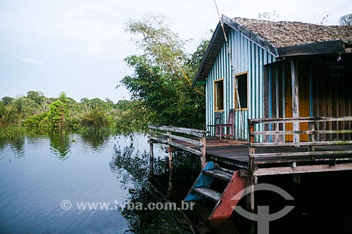 Palafita em rio próximo à Manaus  - Manaus - Amazonas (AM) - Brasil