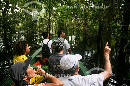  Grupo de turistas em canoa próximo à Manaus  - Manaus - Amazonas (AM) - Brasil