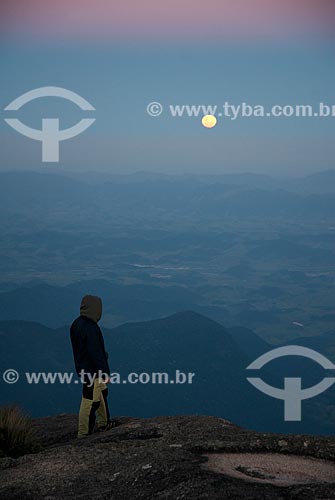  Homem observando o anoitecer no cume da Pedra do Sino no Parque Nacional da Serra dos Órgãos  - Guapimirim - Rio de Janeiro (RJ) - Brasil