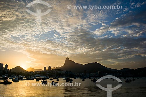  Pôr do sol com Morro do Corcovado e Cristo Redentor vistos da Mureta da Urca  - Rio de Janeiro - Rio de Janeiro (RJ) - Brasil