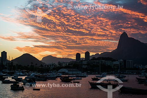  Pôr do sol com Morro do Corcovado e Cristo Redentor vistos da Mureta da Urca  - Rio de Janeiro - Rio de Janeiro (RJ) - Brasil