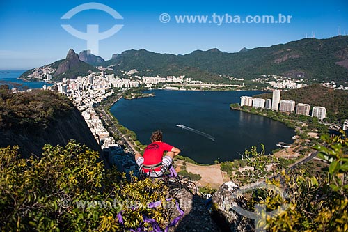  Homem preparando a fita do slackline no Morro do Cantagalo com a Lagoa Rodrigo de Freitas, Morro Dois Irmãos e a Pedra da Gávea ao fundo  - Rio de Janeiro - Rio de Janeiro (RJ) - Brasil