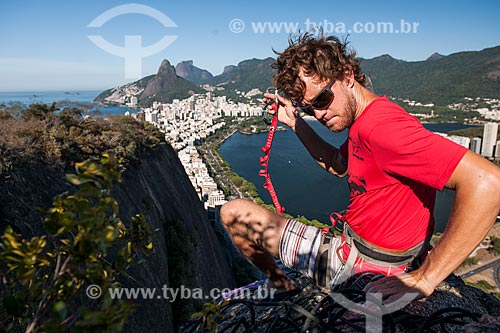  Homem preparando a fita do slackline no Morro do Cantagalo com a Lagoa Rodrigo de Freitas, Morro Dois Irmãos e a Pedra da Gávea ao fundo  - Rio de Janeiro - Rio de Janeiro (RJ) - Brasil