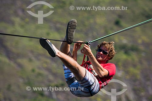  Homem preparando a fita do slackline no Morro do Cantagalo  - Rio de Janeiro - Rio de Janeiro (RJ) - Brasil