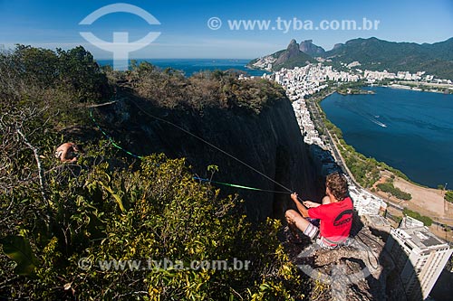  Homem preparando a fita do slackline no Morro do Cantagalo com a Lagoa Rodrigo de Freitas, Morro Dois Irmãos e a Pedra da Gávea ao fundo  - Rio de Janeiro - Rio de Janeiro (RJ) - Brasil