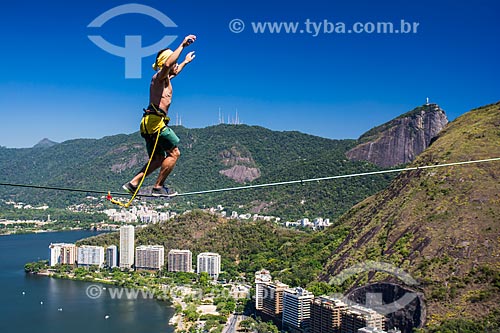  Praticante de slackline no Morro do Cantagalo com o Cristo Redentor ao fundo  - Rio de Janeiro - Rio de Janeiro (RJ) - Brasil