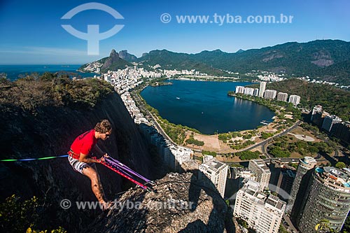  Homem preparando a fita do slackline no Morro do Cantagalo com a Lagoa Rodrigo de Freitas, Morro Dois Irmãos e a Pedra da Gávea ao fundo  - Rio de Janeiro - Rio de Janeiro (RJ) - Brasil