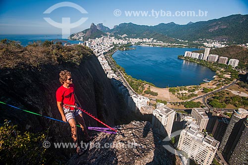  Homem preparando a fita do slackline no Morro do Cantagalo com a Lagoa Rodrigo de Freitas, Morro Dois Irmãos e a Pedra da Gávea ao fundo  - Rio de Janeiro - Rio de Janeiro (RJ) - Brasil