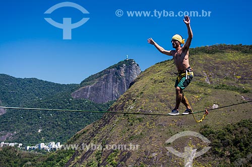  Praticante de slackline no Morro do Cantagalo com o Cristo Redentor ao fundo  - Rio de Janeiro - Rio de Janeiro (RJ) - Brasil