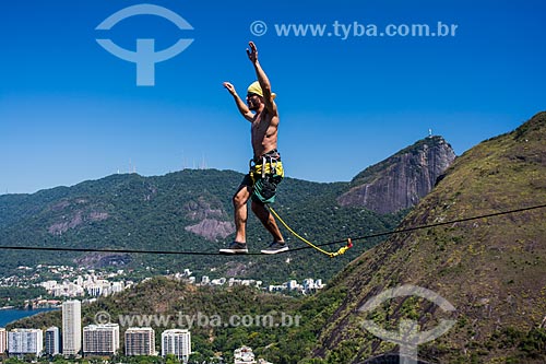  Praticante de slackline no Morro do Cantagalo com o Cristo Redentor ao fundo  - Rio de Janeiro - Rio de Janeiro (RJ) - Brasil