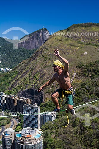  Praticante de slackline no Morro do Cantagalo com o Cristo Redentor ao fundo  - Rio de Janeiro - Rio de Janeiro (RJ) - Brasil