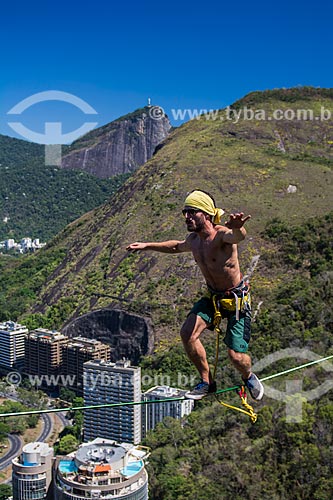  Praticante de slackline no Morro do Cantagalo com o Cristo Redentor ao fundo  - Rio de Janeiro - Rio de Janeiro (RJ) - Brasil