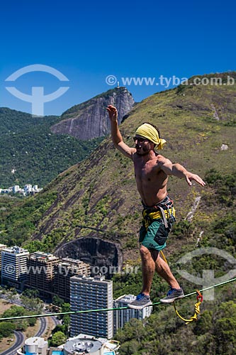  Praticante de slackline no Morro do Cantagalo com o Cristo Redentor ao fundo  - Rio de Janeiro - Rio de Janeiro (RJ) - Brasil