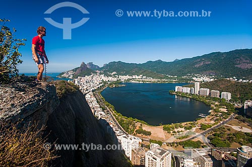  Homem preparando a fita do slackline no Morro do Cantagalo com a Lagoa Rodrigo de Freitas, Morro Dois Irmãos e a Pedra da Gávea ao fundo  - Rio de Janeiro - Rio de Janeiro (RJ) - Brasil