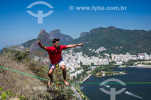  Praticante de slackline no Morro do Cantagalo com a Lagoa Rodrigo de Freitas, Morro Dois Irmãos e a Pedra da Gávea ao fundo  - Rio de Janeiro - Rio de Janeiro (RJ) - Brasil