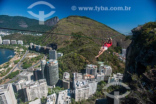  Homem preparando a fita do slackline no Morro do Cantagalo com o Cristo Redentor ao fundo  - Rio de Janeiro - Rio de Janeiro (RJ) - Brasil