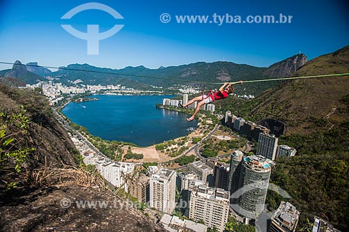  Homem preparando a fita do slackline no Morro do Cantagalo com o Morro Dois Irmãos e Pedra da Gávea (à esquerda), Lagoa Rodrigo de Freitas (em frente) e Cristo Redentor (à direita)  - Rio de Janeiro - Rio de Janeiro (RJ) - Brasil