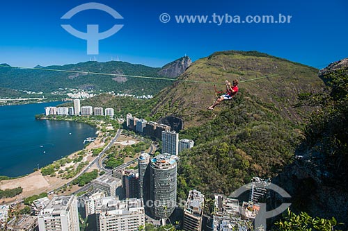  Homem preparando a fita do slackline no Morro do Cantagalo com o Cristo Redentor ao fundo  - Rio de Janeiro - Rio de Janeiro (RJ) - Brasil