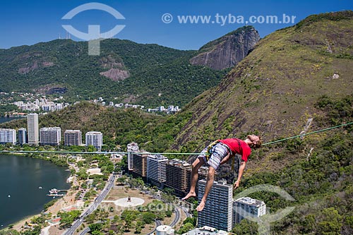  Praticante de slackline no Morro do Cantagalo com o Cristo Redentor ao fundo  - Rio de Janeiro - Rio de Janeiro (RJ) - Brasil