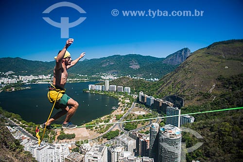  Praticante de slackline no Morro do Cantagalo com a Lagoa Rodrigo de Freitas e o Cristo Redentor ao fundo  - Rio de Janeiro - Rio de Janeiro (RJ) - Brasil