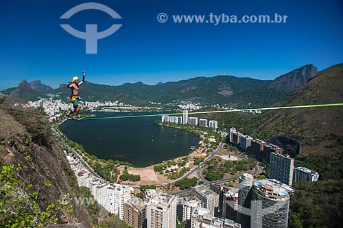  Praticante de slackline no Morro do Cantagalo com o Morro Dois Irmãos e Pedra da Gávea (à esquerda), Lagoa Rodrigo de Freitas (em frente) e Cristo Redentor (à direita)  - Rio de Janeiro - Rio de Janeiro (RJ) - Brasil