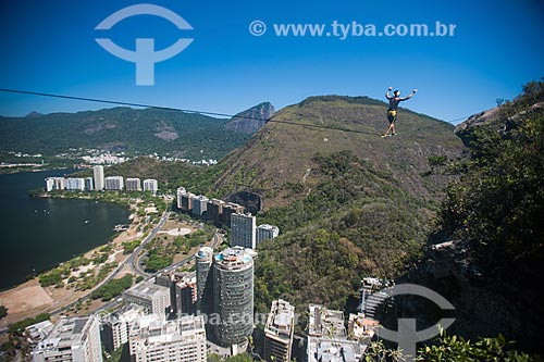  Praticante de slackline no Morro do Cantagalo com a Lagoa Rodrigo de Freitas e o Cristo Redentor ao fundo  - Rio de Janeiro - Rio de Janeiro (RJ) - Brasil