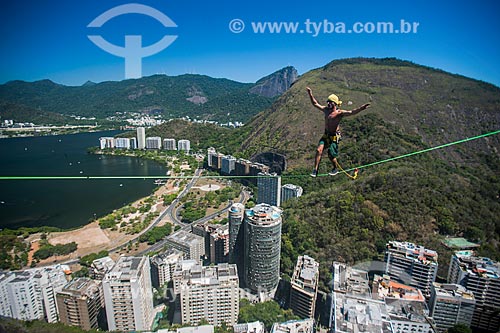  Praticante de slackline no Morro do Cantagalo com a Lagoa Rodrigo de Freitas e o Cristo Redentor ao fundo  - Rio de Janeiro - Rio de Janeiro (RJ) - Brasil