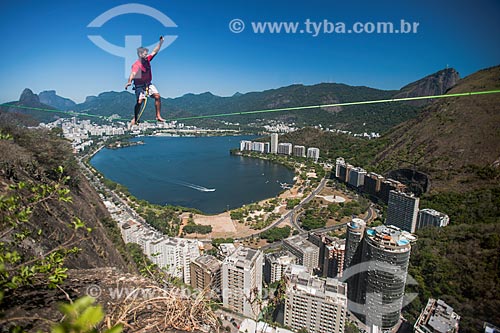  Praticante de slackline no Morro do Cantagalo com o Morro Dois Irmãos e Pedra da Gávea (à esquerda), Lagoa Rodrigo de Freitas (em frente) e Cristo Redentor (à direita)  - Rio de Janeiro - Rio de Janeiro (RJ) - Brasil