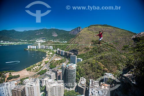  Praticante de slackline no Morro do Cantagalo com a Lagoa Rodrigo de Freitas e o Cristo Redentor ao fundo  - Rio de Janeiro - Rio de Janeiro (RJ) - Brasil