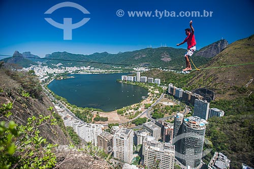  Praticante de slackline no Morro do Cantagalo com o Morro Dois Irmãos e Pedra da Gávea (à esquerda), Lagoa Rodrigo de Freitas (em frente) e Cristo Redentor (à direita)  - Rio de Janeiro - Rio de Janeiro (RJ) - Brasil