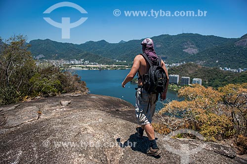  Homem no cume do Morro do Cantagalo com a Lagoa Rodrigo de Freitas ao fundo  - Rio de Janeiro - Rio de Janeiro (RJ) - Brasil