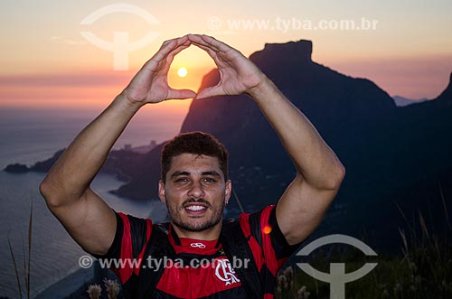  Jovem na trilha do Morro Dois Irmãos durante o pôr do sol com a Pedra da Gávea ao fundo  - Rio de Janeiro - Rio de Janeiro (RJ) - Brasil