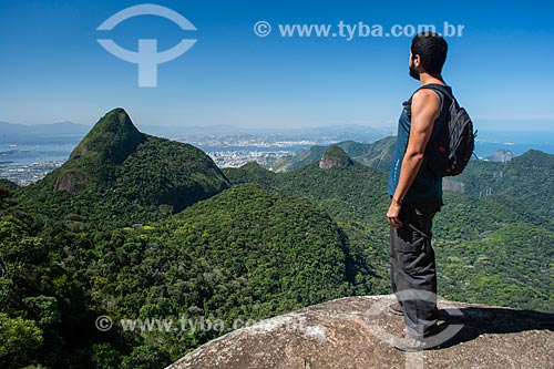  Homem observando a paisagem a partir do Bico do Papagaio  - Rio de Janeiro - Rio de Janeiro (RJ) - Brasil