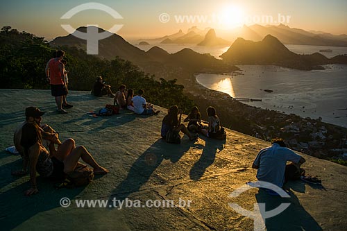  Turistas observando o pôr do sol no Rio de Janeiro a partir do Parque da Cidade de Niterói  - Niterói - Rio de Janeiro (RJ) - Brasil