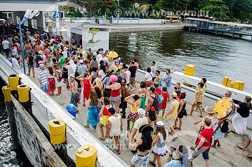  Foliões desembarcando na Ilha de Paquetá para bloco de carnaval  - Rio de Janeiro - Rio de Janeiro (RJ) - Brasil