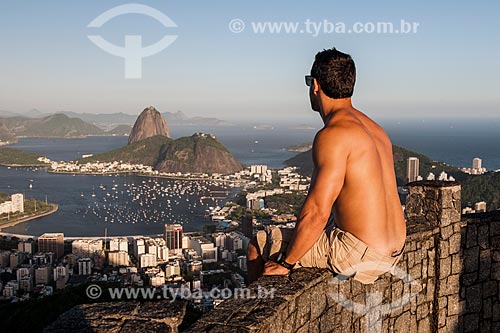  Homem no Mirante Dona Marta com Enseada de Botafogo e Pão de Açúcar ao fundo  - Rio de Janeiro - Rio de Janeiro (RJ) - Brasil