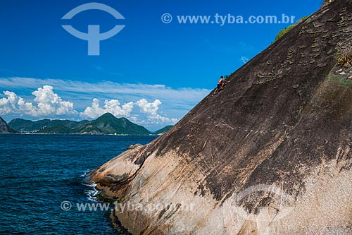  Homem preparando a fita do slackline no costão da Praia Vermelha  - Rio de Janeiro - Rio de Janeiro (RJ) - Brasil