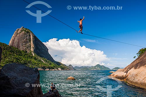  Praticante de slackline no costão da Praia Vermelha com o Pão de Açúcar ao fundo  - Rio de Janeiro - Rio de Janeiro (RJ) - Brasil