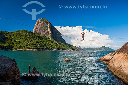  Praticante de slackline no costão da Praia Vermelha com o Pão de Açúcar ao fundo  - Rio de Janeiro - Rio de Janeiro (RJ) - Brasil