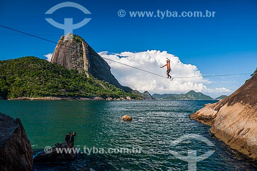  Praticante de slackline no costão da Praia Vermelha com o Pão de Açúcar ao fundo  - Rio de Janeiro - Rio de Janeiro (RJ) - Brasil