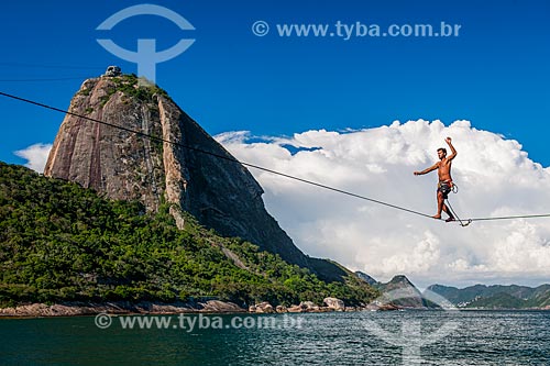  Praticante de slackline no costão da Praia Vermelha com o Pão de Açúcar ao fundo  - Rio de Janeiro - Rio de Janeiro (RJ) - Brasil