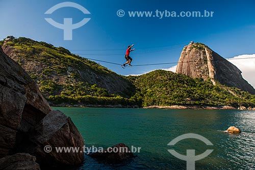  Praticante de slackline no costão da Praia Vermelha com o Pão de Açúcar ao fundo  - Rio de Janeiro - Rio de Janeiro (RJ) - Brasil