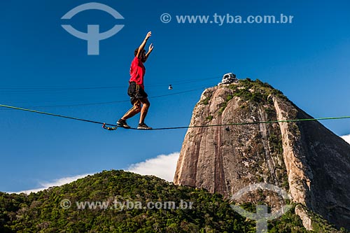  Praticante de slackline no costão da Praia Vermelha com o Pão de Açúcar ao fundo  - Rio de Janeiro - Rio de Janeiro (RJ) - Brasil