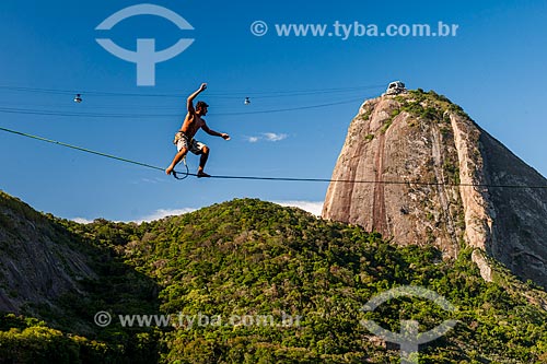  Praticante de slackline no costão da Praia Vermelha com o Pão de Açúcar ao fundo  - Rio de Janeiro - Rio de Janeiro (RJ) - Brasil