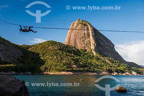  Praticante de slackline no costão da Praia Vermelha com o Pão de Açúcar ao fundo  - Rio de Janeiro - Rio de Janeiro (RJ) - Brasil