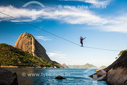  Praticante de slackline no costão da Praia Vermelha com o Pão de Açúcar ao fundo  - Rio de Janeiro - Rio de Janeiro (RJ) - Brasil