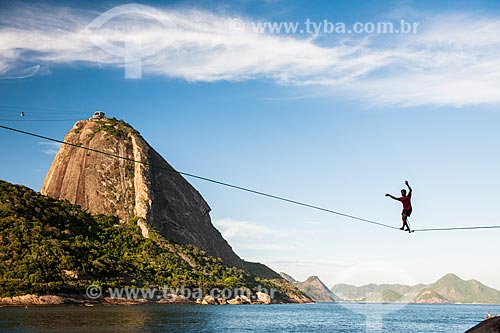  Praticante de slackline no costão da Praia Vermelha com o Pão de Açúcar ao fundo  - Rio de Janeiro - Rio de Janeiro (RJ) - Brasil